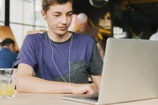 teenager-laptop-with-headphones
